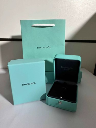 TIFFANY & CO. Scatola collana in pelle originale Tiffany & Co confezione in custodia rigida  nastro