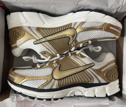 Nike Air Zoom Vomero 5 METALLIC GOLD Photon Dust taglia 12 donna HF7723 001 NUOVE