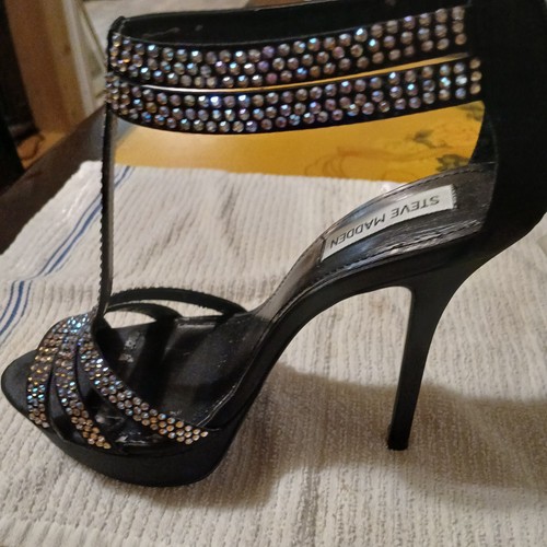 Scarpe Stilleto Steve Madden taglia 8 1 2 nere con strass e cinturino punta aperta