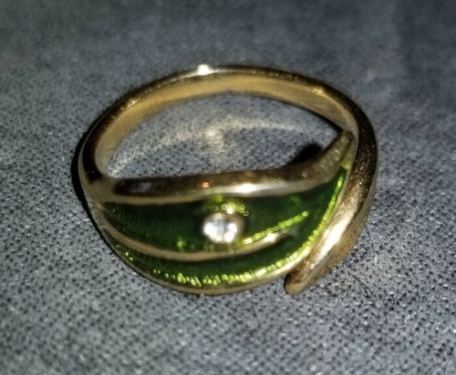 VINTAGE AVON LEAF GOLDTONE RING WITH GREEN ENAMEL AND RHINESTONE ACCENT 1979
