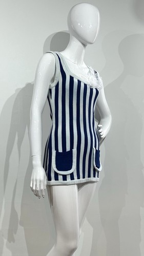 Abito Moschino S S 2023 in maglia a righe blu e bianche con fiori. Taglia UK 10