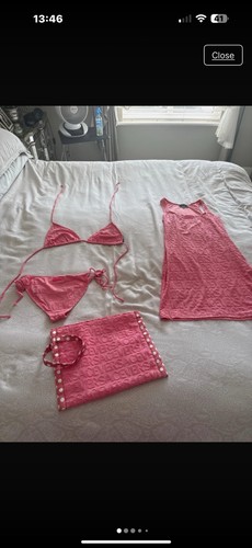 Versace Dua Lipa Beach Set Rosa Bikini Vestito Borsa