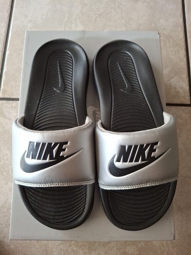 Nike sandalo slides unisex nero argento metallizzato (CN9677 006) taglia 6
