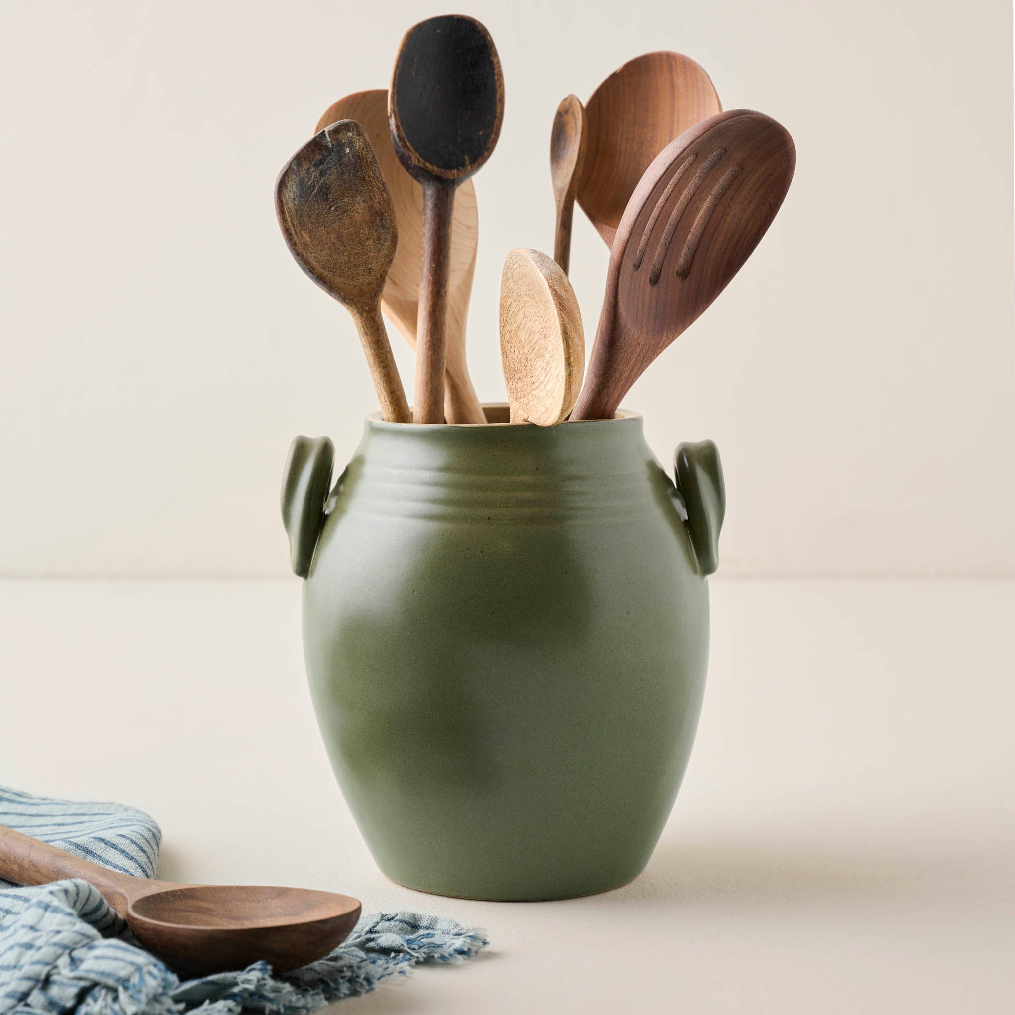 VND6562 CHAOZHOU HIGHLAND CRAFTS COMPANY LTD Vintage Inspired Sage Green Utensil Crock
