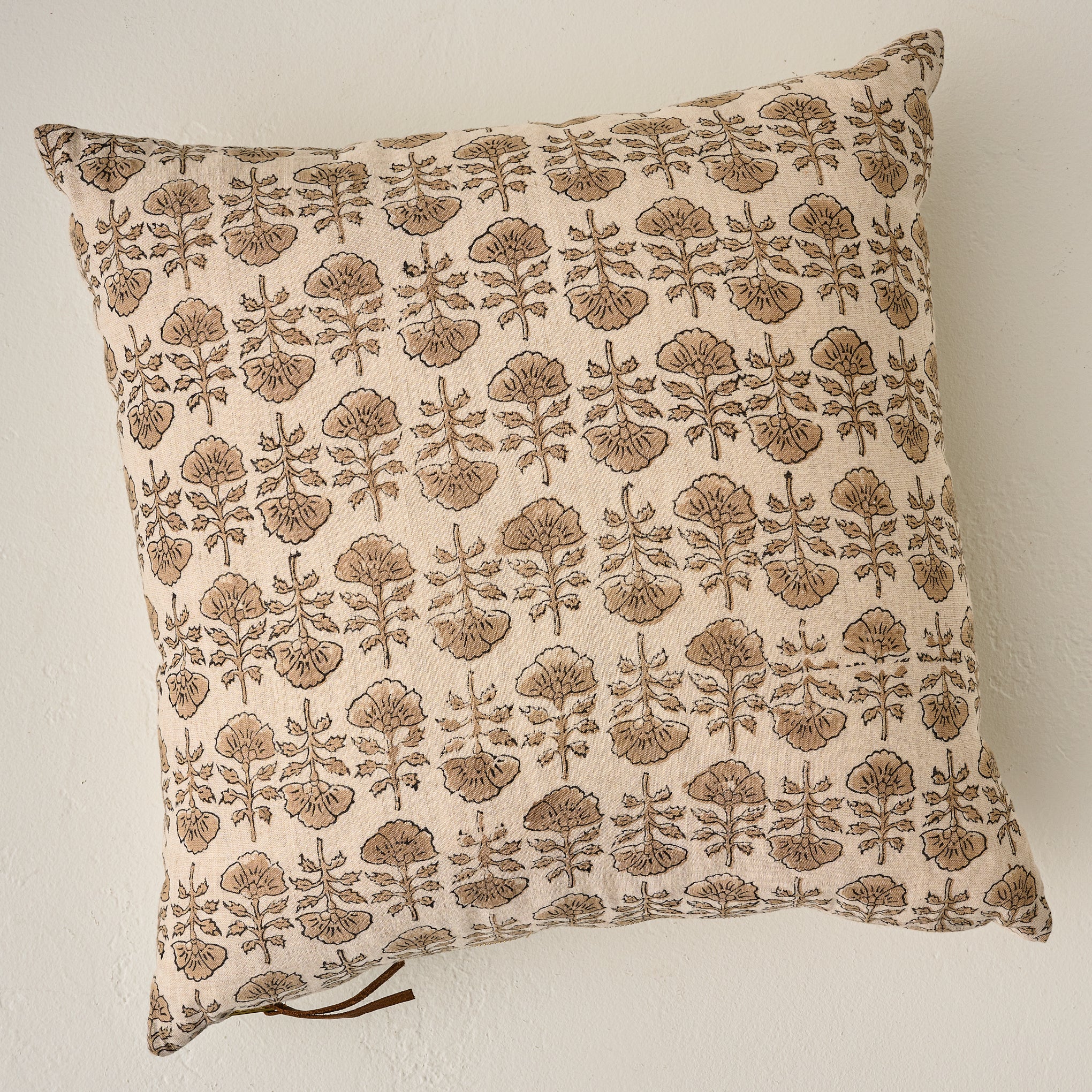 VND7018 MAKERSPALM  LLC Flora Natural Printed Pillow