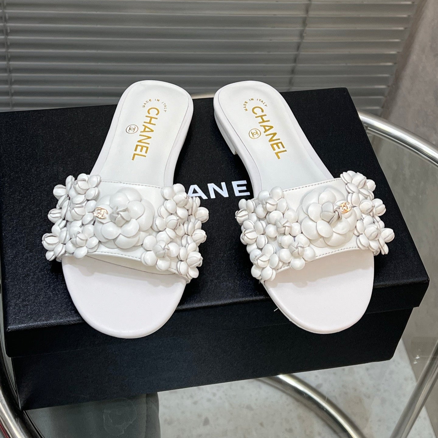 img_74fcd372_20250328_i1743168427643_2480_0_0_jpg CHANEL SHOE SLIPPERS CAMELLIA IN WHITE CALFSKIN