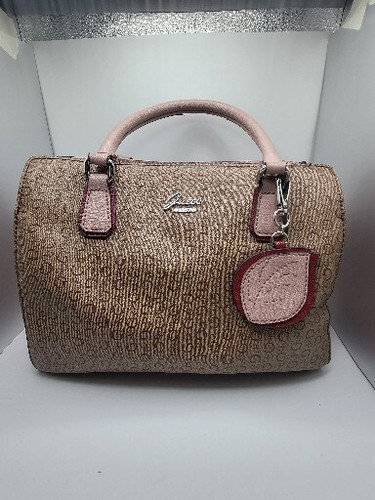 GUESS Est.1981 CROSSBODY BAG Whith Leaf Charm.