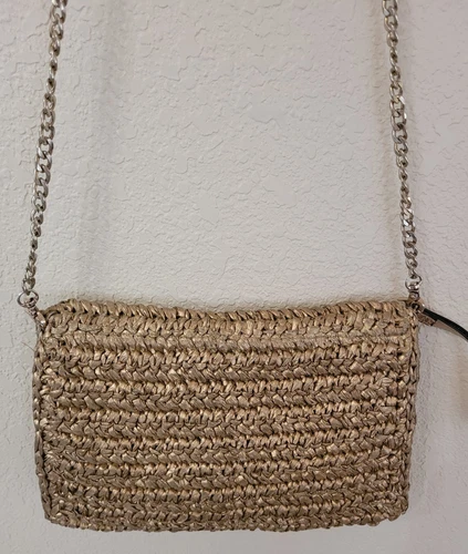 Borsa a tracolla H&M tessuto paglia oro con catena oro e cinturino da polso 11" W 8" H