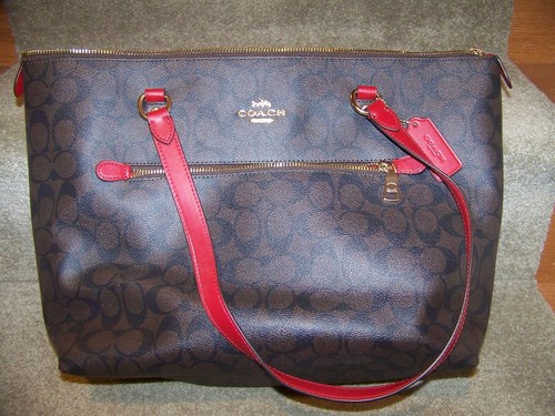 Borsa a secchiello Coach Town rossa marrone stampa monogramma firma rivestita tela e pelle