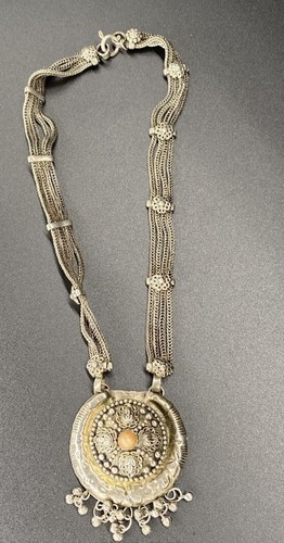 UNDERCOVER Collana medaglione stile tibetano   scomparto segreto nascosto  ciondolo boho fatto a mano