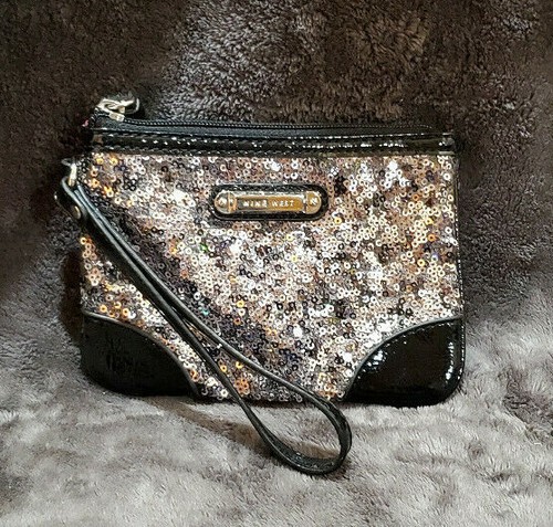 Portafoglio da polso con perline Nine West nero e argento