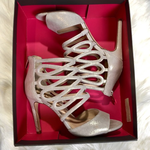 Vince Camuto Women's VC kirsi Sandal Gold Nugget  Size 7.5 Shoes