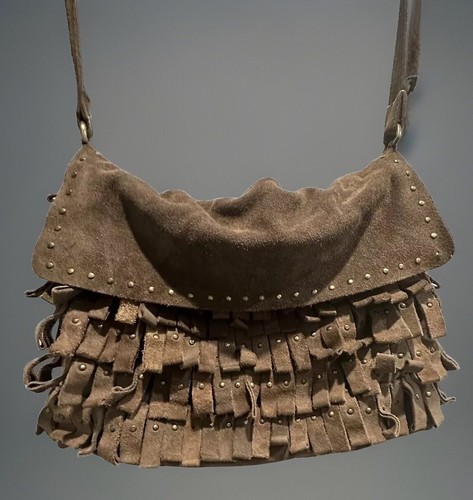 Borsa a tracolla Zara in pelle scamosciata con borchie e frange grigio talpa marrone