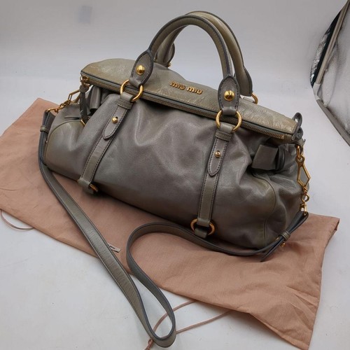 Borsa a mano Miu Miu Vitello Lux grigia 2 vie doppio manico oro ferramenta chiusura zip