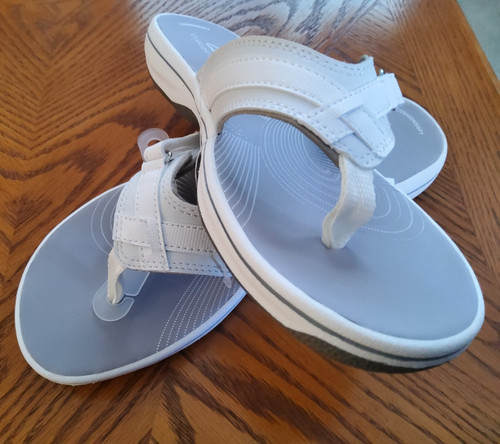 CLARKS " BREEZE SEA" CLOUDSTEPPERS THONG HOOK & LOOP SANDALS 7M WHITE *NEW**