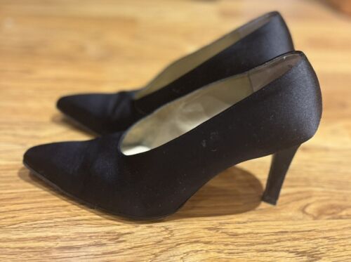 SAINT LAURENT (YSL) Yves Saint Laurent Paris decolte nere in raso con tacco a punta taglia 7