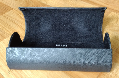 Occhiali da sole Prada neri custodia rigida chiusura magnetica foderata in velluto usati in ottime condizioni