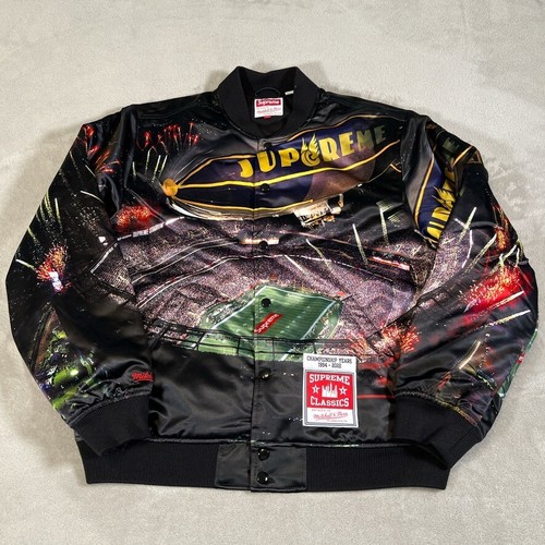 Giacca da stadio Supreme Mitchell & Ness logo dirigibile AOP nera uomo taglia large