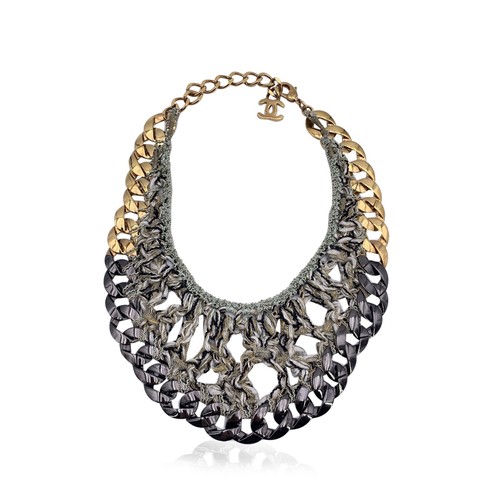 Collana bavaglino Chanel in metallo canna di fucile e oro con catena in GreyT...