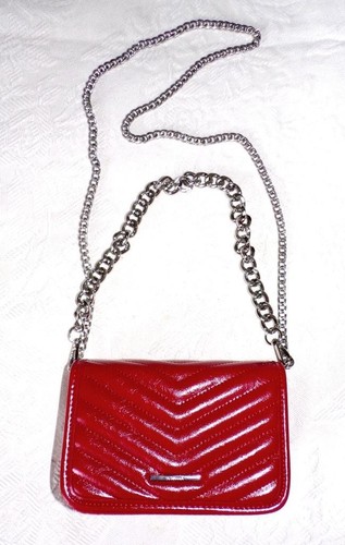 BORSA A TRACOLLA o BORSA A MANO BERSHKA IN VERNICE ROSSA CON CINTURINI A CATENA NUOVA SENZA ETICHETTE