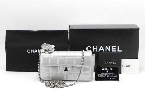 Borsa a tracolla CHANEL catena camelia tavoletta cioccolato patta argento pelle di agnello autentica